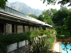 利莫内-苏尔加达丽都酒店的一座房子,前面有一座游泳池和植物