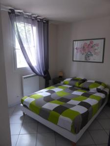 阿格德角Villa avec piscine的一间卧室配有一张带 ⁇ 子毯子的床