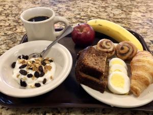 波士顿绿洲宾馆的盘子,盘子上放着一盘早餐食品和一杯咖啡