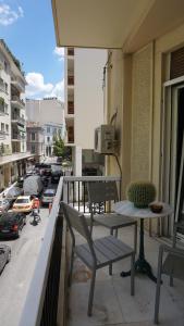 A few steps away from Syntagma and Plaka by Athenian Homes的阳台或露台