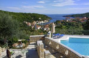 KiónionLikoudis Villas Suites ,on the Kioni,Ionian Islands Ithaca,的享有水景的带游泳池的度假酒店