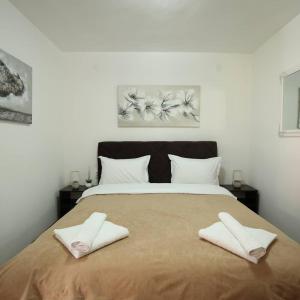 尼什Apartments & Dream Rooms的一间卧室配有一张大床,上面有两条白色毛巾