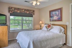 Champions Retreat Branson Condo with Balcony!客房内的一张或多张床位