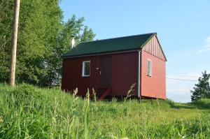 旧皮耶巴尔加自治市Lauku namiņš - Country cottage的田野上山上的红房子