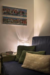 威尼斯MANSARDINA - 1 min from Accademia - duplex stylish and cosy的客厅的沙发,墙上挂着一幅画