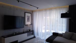 卡西斯Appartement Villa Cassis的带沙发和大窗户的客厅