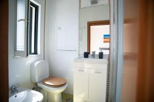 萨格里什Kichershome的白色的浴室设有卫生间和水槽。