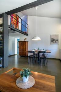 威尼斯MANSARDINA - 1 min from Accademia - duplex stylish and cosy的一间带桌子的客厅和一间餐厅