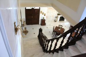 普尔萨诺Villa Bice的房屋内的楼梯,有桌子和门