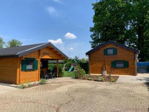 森夫滕贝格mySeenland的小木屋设有庭院和房屋