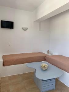 布拉卡Maistrali Studios & Apartments的小房间设有一张床和一张桌子