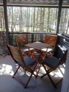 库萨莫Huoneisto Villa Kaitera的门廊上配有一张桌子和两把椅子,配有一张桌子