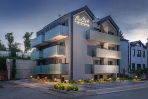 索波特Love Sopot Residence的建筑的侧面有标志