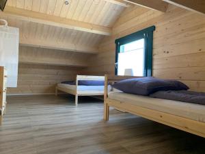 森夫滕贝格mySeenland的小木屋内一间卧室,配有两张床