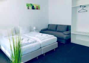 柏林BNB Potsdamer Platz - Rooms & Apartments的客厅配有床和沙发