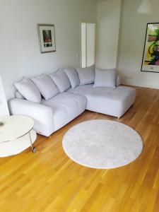 巴特洪内夫Ruhige zentrale Lage in Bad Honnef的客厅配有白色沙发和白色地毯。