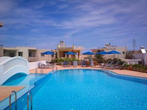 埃亚玛琳娜奈奇多卡里玛拉酒店的一个带椅子和蓝伞的大型游泳池