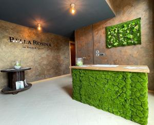 菲亚诺Relais Bella Rosina Pool & Spa的一间设有绿色墙壁、柜台和标志的房间