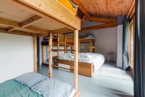 HuosGite Tilia的房屋内设有一间带两张双层床的卧室
