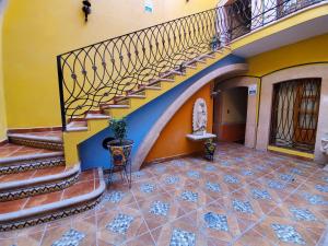 萨卡特卡斯Hotel Villarreal的楼梯,位于一栋铺有瓷砖地板的建筑内