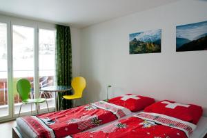 劳特布龙嫩山谷旅馆的卧室配有一张床和一张桌子及椅子