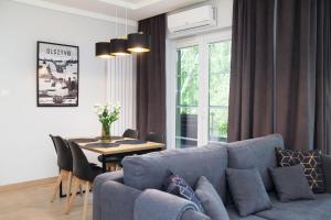 奥尔什丁Villa Jana的客厅配有蓝色的沙发和桌子