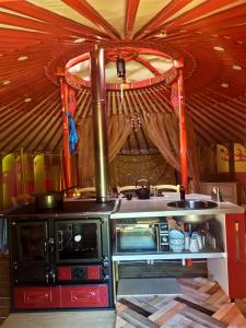 坎佩尔Ravissant yourte traditionnelle的帐篷内带炉灶的厨房