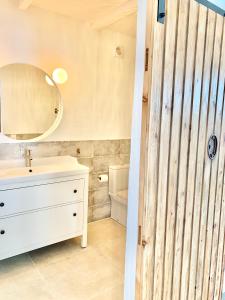 布拉内斯Villa Nature con Piscina Privada · Wifi ·AC · BBQ的浴室设有白色水槽和镜子