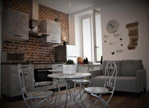 贝加莫Rial Maison的厨房配有桌椅和沙发。