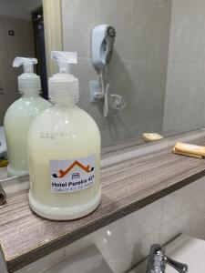 佩雷拉Hotel Pereira 421的浴室水槽上放有一瓶洗手液