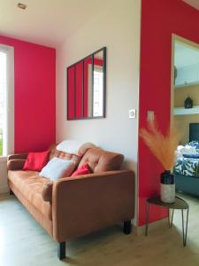 格勒诺布尔Gare - Polygone Scientifique - Palais de Justice的红色墙壁的房间里一张沙发