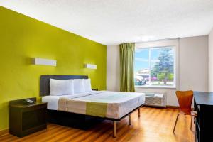 印第安纳波利斯Motel 6 Indianapolis, IN的酒店客房设有床和窗户。