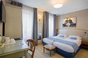 巴黎贝斯特韦斯特特洛加德洛酒店的酒店客房设有一张大床和一张书桌。
