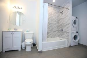 怀尔德伍德Garfield Beach House的浴室配有卫生间、盥洗盆和淋浴。