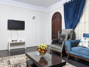 开罗Nasr city villa的客厅配有沙发、椅子和桌子
