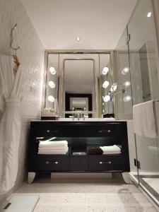 南京Jinling Resort Nanjing的一间带水槽和镜子的浴室