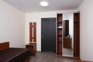 克拉斯诺亚尔斯克Городской отель "Мемфис"的一间卧室设有黑色的门和镜子