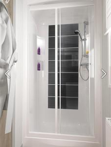 布莱克浦Luxury Latest Model Holiday Home的浴室里设有玻璃门淋浴
