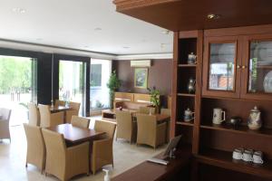茂物HOTEL & WISMA BINTANG JADAYAT的餐厅设有桌椅和桌椅
