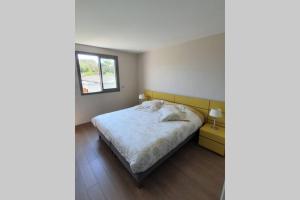 维琪奥港Résidence Costa Nera Santa Giulia的一间卧室设有一张床和一个窗口