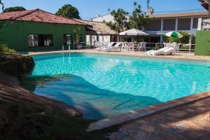 瓜拉派瑞格拉帕萨达酒店的一座房子前面的蓝色海水游泳池