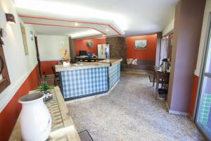 瓜拉派瑞格拉帕萨达酒店的带柜台的房间和带红色墙壁的厨房