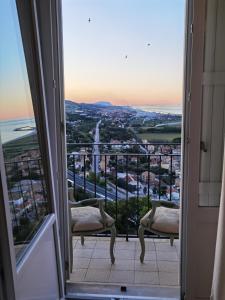 玛丽娜法尔梦思La Casa Di Torre Di Palme的客房设有海景阳台。