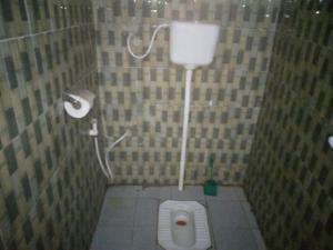 达累斯萨拉姆Kicec bar and guest house airport的一间小浴室,在摊位设有厕所