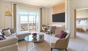 安曼安曼四季酒店 的酒店客房设有带一张床的客厅和客厅。