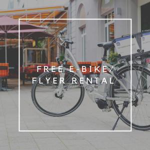 温特图尔Hotel Wartmann am Bahnhof的一辆自行车停在人行道上,上面写着免费自行车出租服务