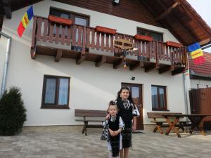 JinaCasa Iancu的两名儿童站在建筑物前