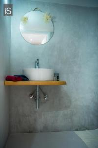Áno LekhóniaMY HOME的浴室设有水槽和架子上的镜子