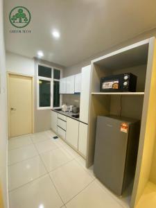 C 13A 03A Homestay Central at Suria Sg Besi Residences的厨房或小厨房