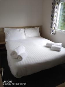 Newquay Bay ResortExclusive 3 Bedroom Caravan, Sleeps 8 People at Parkdean Newquay Holiday Park, Cornwall, UK的相册照片